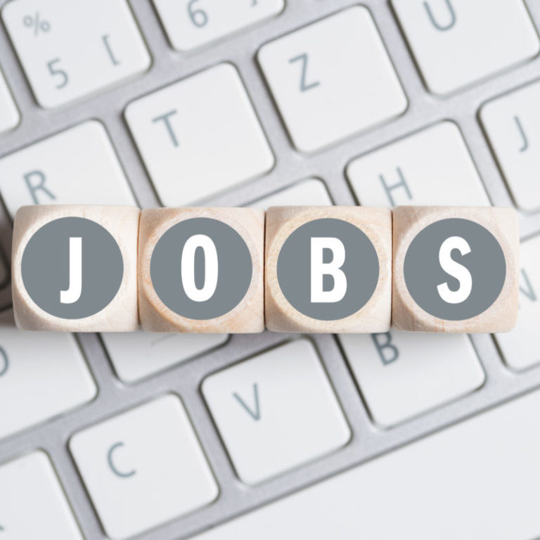 cubes with the word „JOB“ and a paragraph symbol on a keyboard